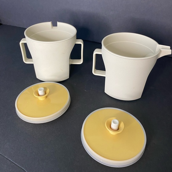 Tupperware Classic Sugar & Creamer Lidded Set of 2 - Picture 1 of 5